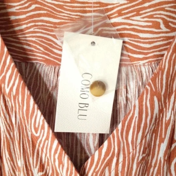 3/$25 Como Blu V Neck Button Down Top - Picture 9 of 12
